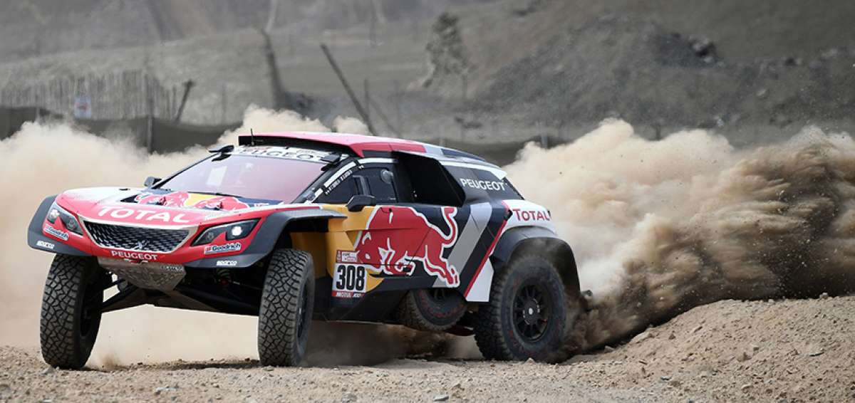 El piloto espa&ntilde;ol Carlos Sainz, con su auto Peugeot 2008 DKR, gan&oacute; la prueba de este a&ntilde;o, que finaliz&oacute; en la ciudad argentina de C&oacute;rdoba.