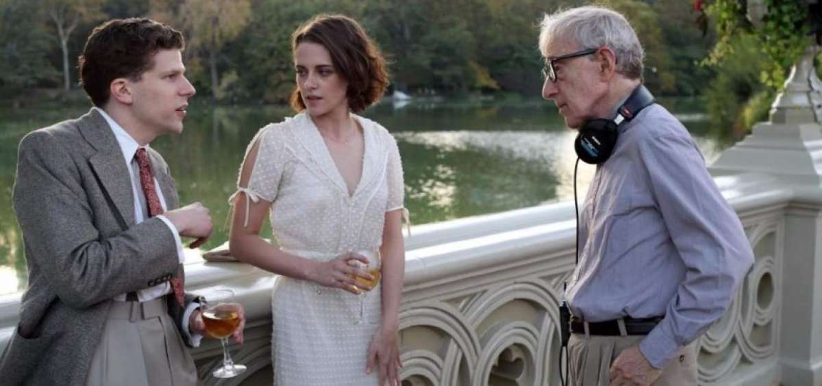 Woody Allen durante el rodaje de Caf&eacute; Society junto a los actores Jesse Eisenberg y Kristen Stewart, protagonistas del filme.