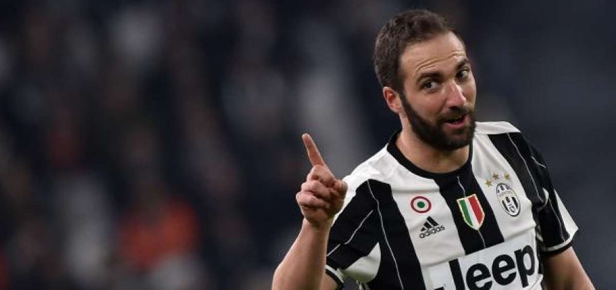 Higua&iacute;n responde a quienes lo criticaron por fallar penalti