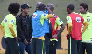 Neymar (negro) visit&oacute; a sus compa&ntilde;eros en el entrenamiento de hoy. Foto: AFP