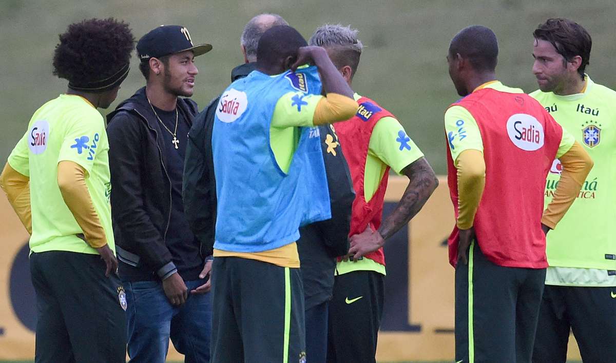 Neymar (negro) visit&oacute; a sus compa&ntilde;eros en el entrenamiento de hoy. Foto: AFP