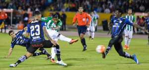 El delantero colombiano Orlando Berr&iacute;o (centro) remata ante la marca de Luis Caicedo (der.), Emiliano Tellechea y Mario Rizotto, para poner el primer gol de la final de ida de la Copa Libertadores de Am&eacute;rica.   