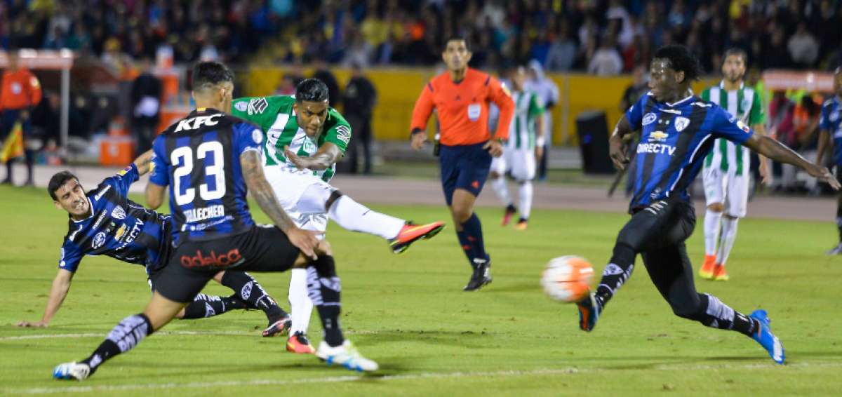 El delantero colombiano Orlando Berr&iacute;o (centro) remata ante la marca de Luis Caicedo (der.), Emiliano Tellechea y Mario Rizotto, para poner el primer gol de la final de ida de la Copa Libertadores de Am&eacute;rica.   