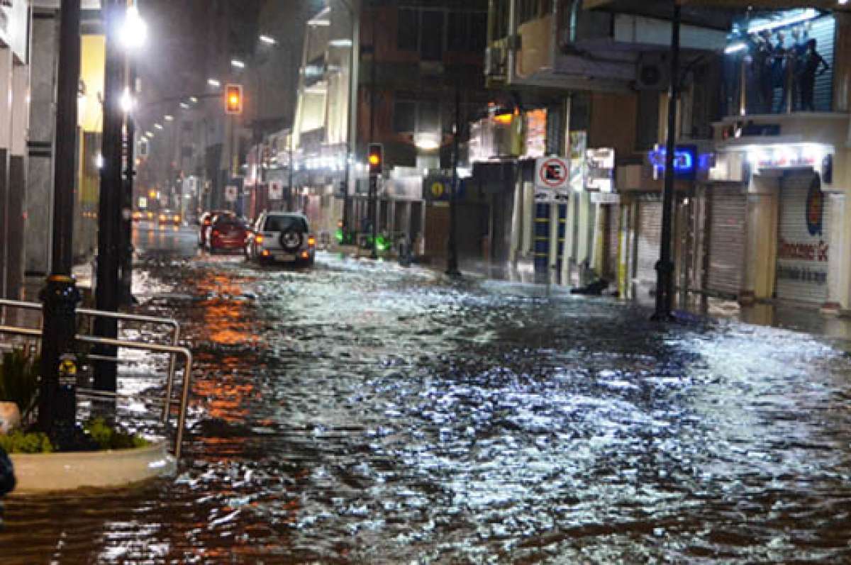 Las calles de Machala quedaron anegadas por las fuertes lluvias ca&iacute;das hasta ayer. Varios comercios en el centro de la ciudad fueron afectados. Foto: Fabricio Cruz / El Telegrafo