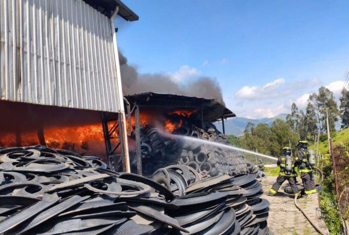 Incendio estructural de gran magnitud se registra en Itulcachi, en Pifo