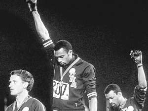 El momento en que Smith y Carlos levantan sus pu&ntilde;os con guantes negros. Norman (izq.) los acompa&ntilde;a. Foto: Archivo / El Tel&eacute;grafo