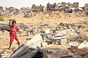Al paso de la caravana ecuatoriana por la Franja de Gaza, un ni&ntilde;o saluda alegremente a los sudamericanos. Se estima que la ofensiva israel&iacute; destruy&oacute; 17.000 viviendas, mezquitas, escuelas y hospitales. Foto: Agencia Andes