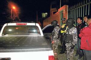 Elementos de la Polic&iacute;a aprehendieron a los sujetos que trataron de robar en una casa. FOTO: CORTES&Iacute;A