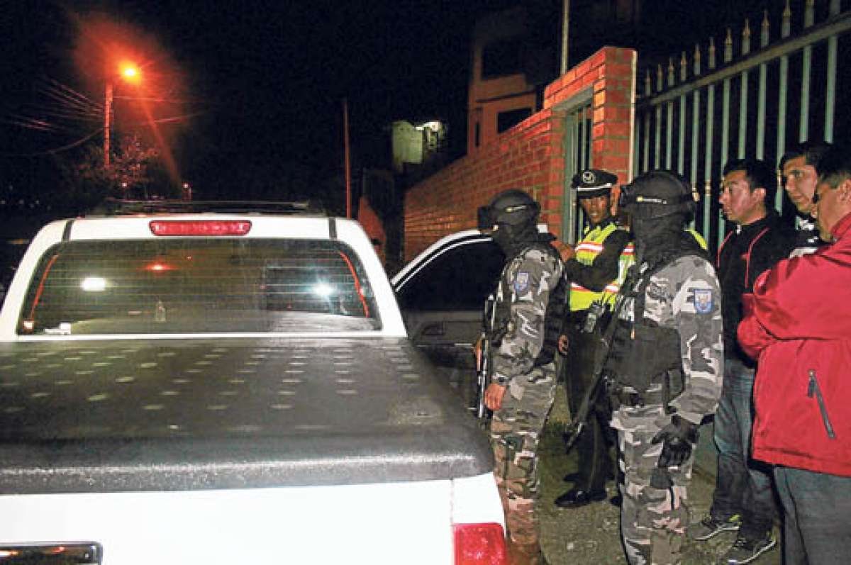 Elementos de la Polic&iacute;a aprehendieron a los sujetos que trataron de robar en una casa. FOTO: CORTES&Iacute;A