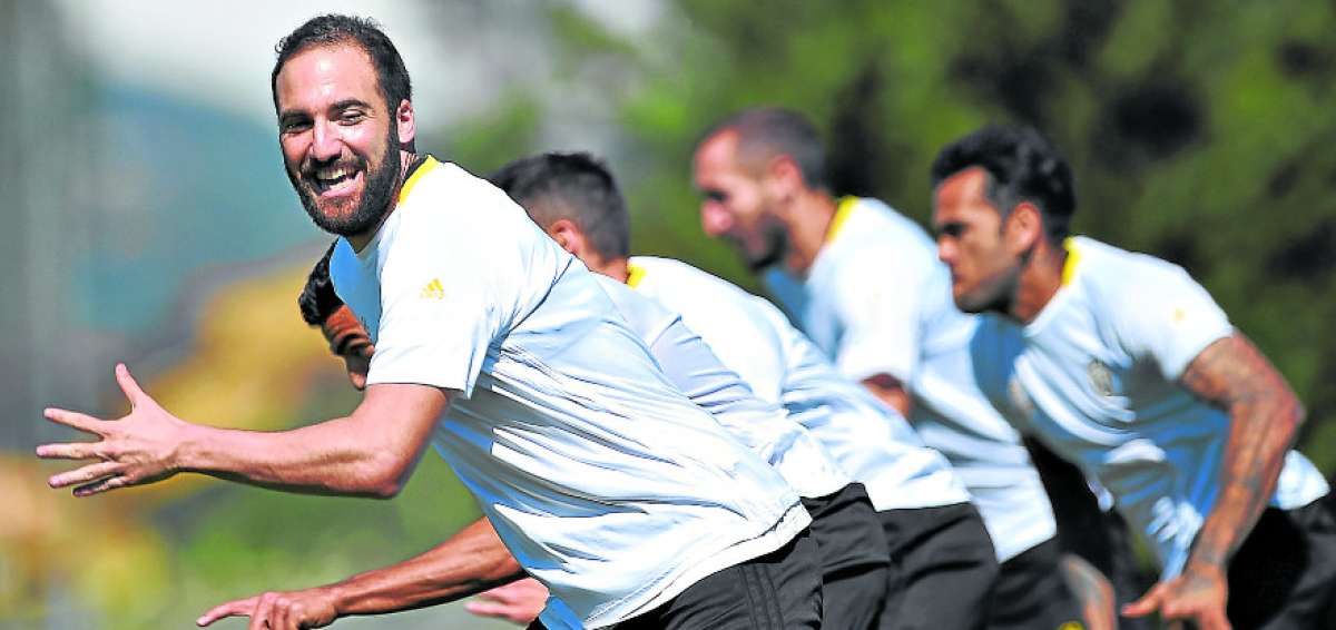 El delantero argentino Gonzalo Higua&iacute;n ser&aacute; titular ma&ntilde;ana y comandar&aacute; el ataque de la Juventus. 