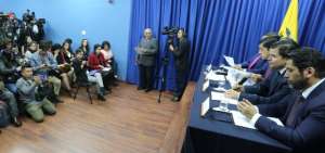 El secretario particular de Presidencia, Juan Sebasti&aacute;n Rold&aacute;n; el ministro de Finanzas, Richard Mart&iacute;nez; y el ministro de Producci&oacute;n, Iv&aacute;n Ontaneda, durante la rueda de prensa.  
