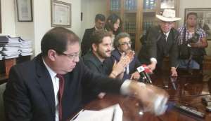 Luis Vivanco (c) comunic&oacute; la decisi&oacute;n del rotativo en una rueda de prensa. FOTO: Tomada de la cuenta de Twitter  @jimbaquingo