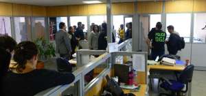 Miembros del equipo de Criminal&iacute;stica de la Polic&iacute;a levantaron evidencias y realizaron incautaciones.