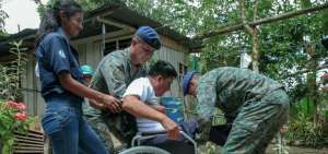 Los m&eacute;dicos y militares que acompa&ntilde;aron a las brigadistas de "Las Manuelas" entregaron sillas de ruedas a las personas con discapacidad.