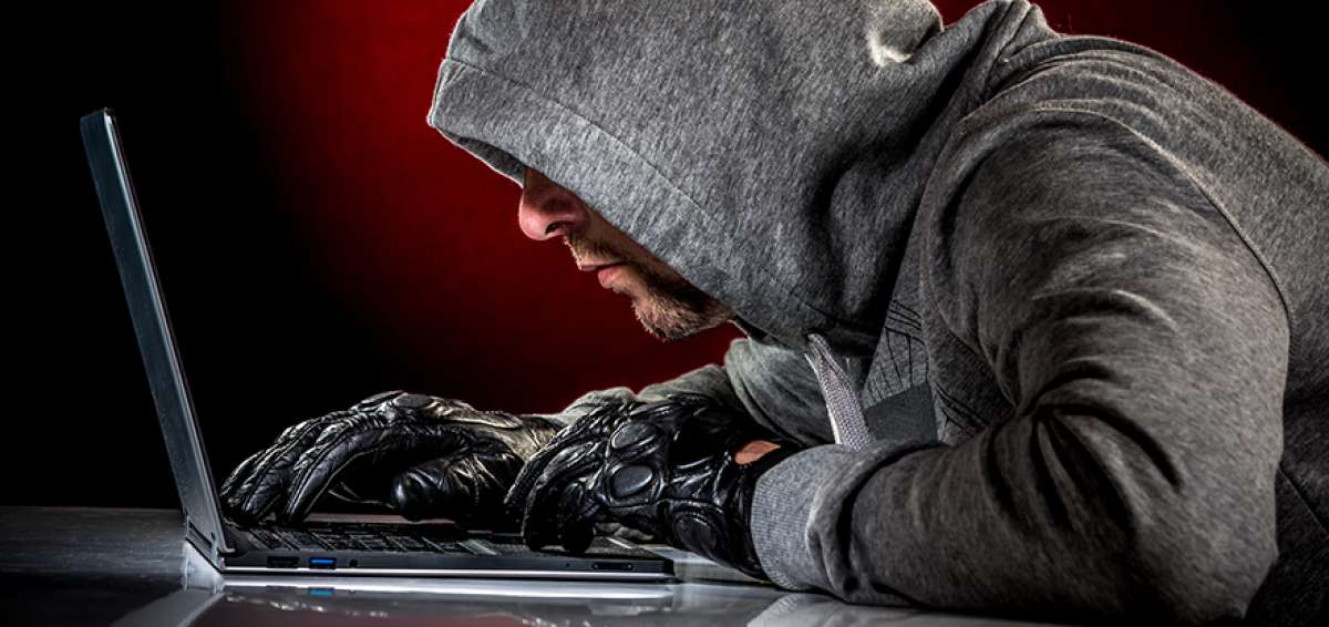 Los delincuentes dividen los pagos en mil cuentas, los vuelven a juntar y los cambian varias veces de bitcoin a otras criptomonedas.