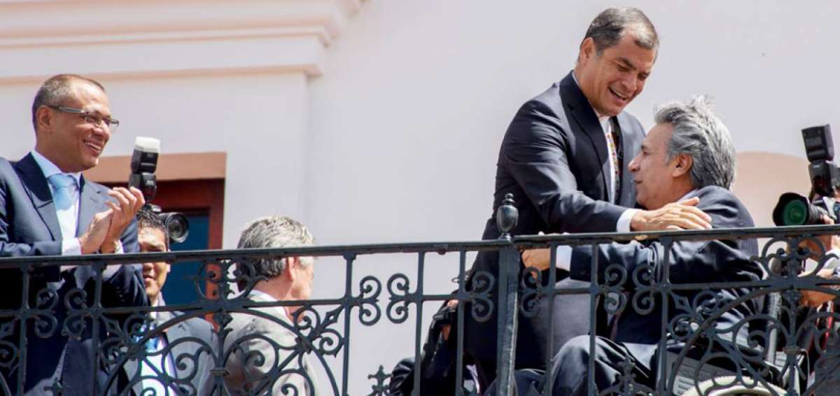 El presidente Rafael Correa saluda al exvicepresidente de la Rep&uacute;blica, Len&iacute;n Moreno, en el cambio de guardia.  