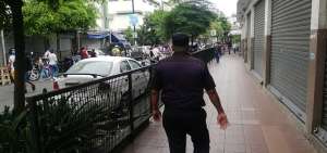  La Municipalidad de Guayaquil realiza controles a los comerciantes de la Bah&iacute;a. El objetivo es evitar hacinamientos. Los locales tienen d&iacute;as espec&iacute;ficos para atender. El uso de mascarilla es obligatorio.
