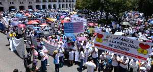 La marcha se desarroll&oacute; en la avenida Garc&iacute;a Moreno, de Quito. Los creyentes de ambas religiones portaron camisetas blancas en el evento.     