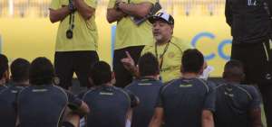 Maradona dictando una charla a sus jugadores