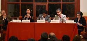 Hern&aacute;n Reyes, Rosana Alvarado, Patricio Barriga y Marcia Guzm&aacute;n debatieron ayer sobre el rol de los medios en tiempos de crisis en la Casa de la Cultura (Quito).