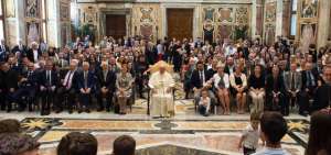 El pont&iacute;fice recibi&oacute; en el Vaticano a representantes de asociaciones familiares.