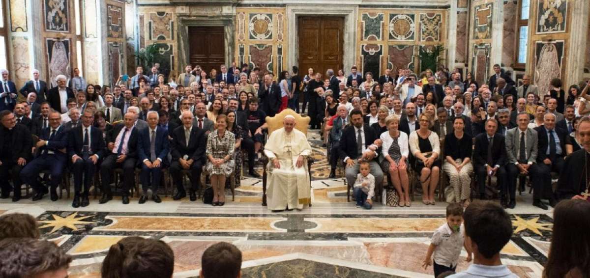 El pont&iacute;fice recibi&oacute; en el Vaticano a representantes de asociaciones familiares.