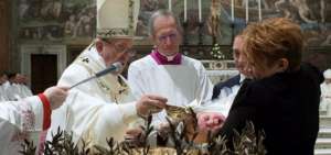 El papa bautiz&oacute; el domingo a 28 beb&eacute;s, 15 varones y 13 mujeres.