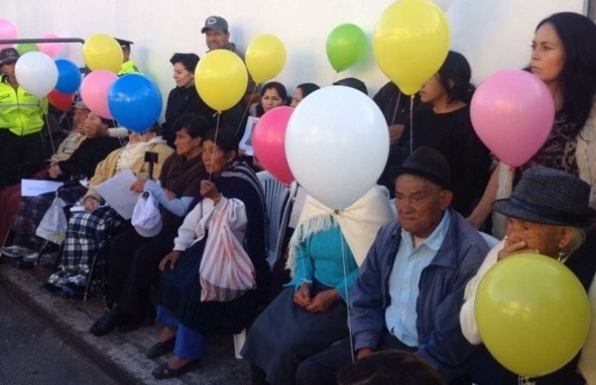 Con m&uacute;sica y oraci&oacute;n esperan al papa Francisco en Tumbaco. Foto: Alvaro P&eacute;rez/ EL TEL&Eacute;GRAFO