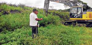 Maquinaria del gobierno provincial del Guayas interviene en canales y esteros para evitar inundaciones. Cortes&iacute;a Prefectura del Guayas