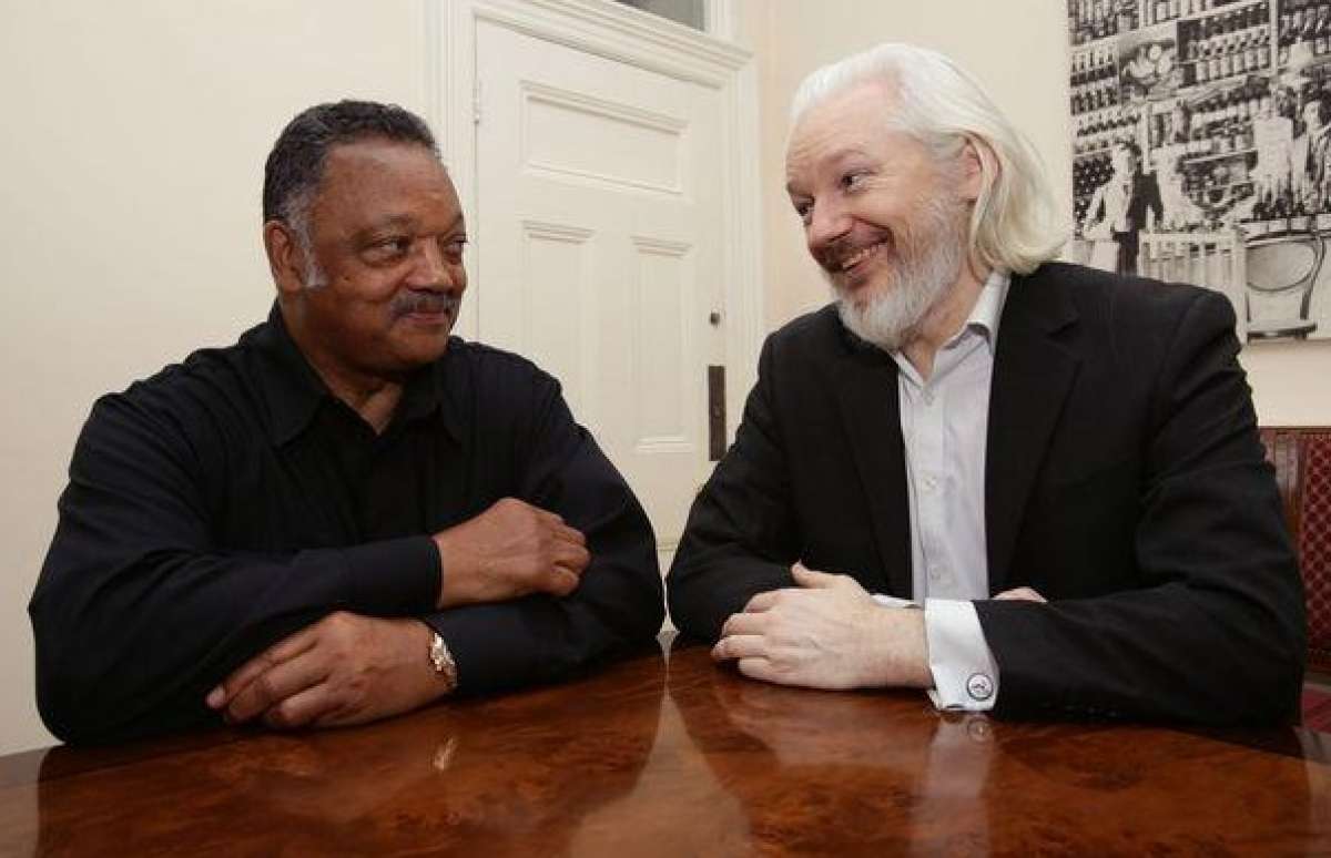 El fundador de WikiLeaks, Julian Assange (d), recibi&oacute; hace pocos d&iacute;as la visita del pastor Jesse Jackson en la Embajada de Ecuador en Londres. 