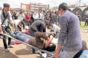 Representantes de los organismos de socorro capacitan a los estudiantes sobre la manera en que deben actuar en caso de una emergencia. Foto: Jos&eacute; Luis LLivisaca |  El Tel&eacute;grafo