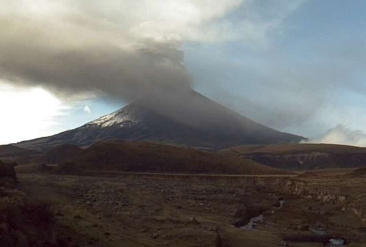 Ceniza del volcán Cotopaxi cayó en algunos sectores del sur de Quito