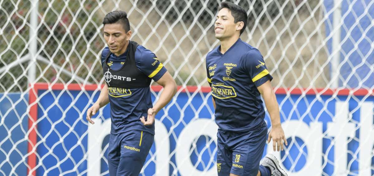 Oyola (d) jug&oacute; varios minutos ante los bolivianos.