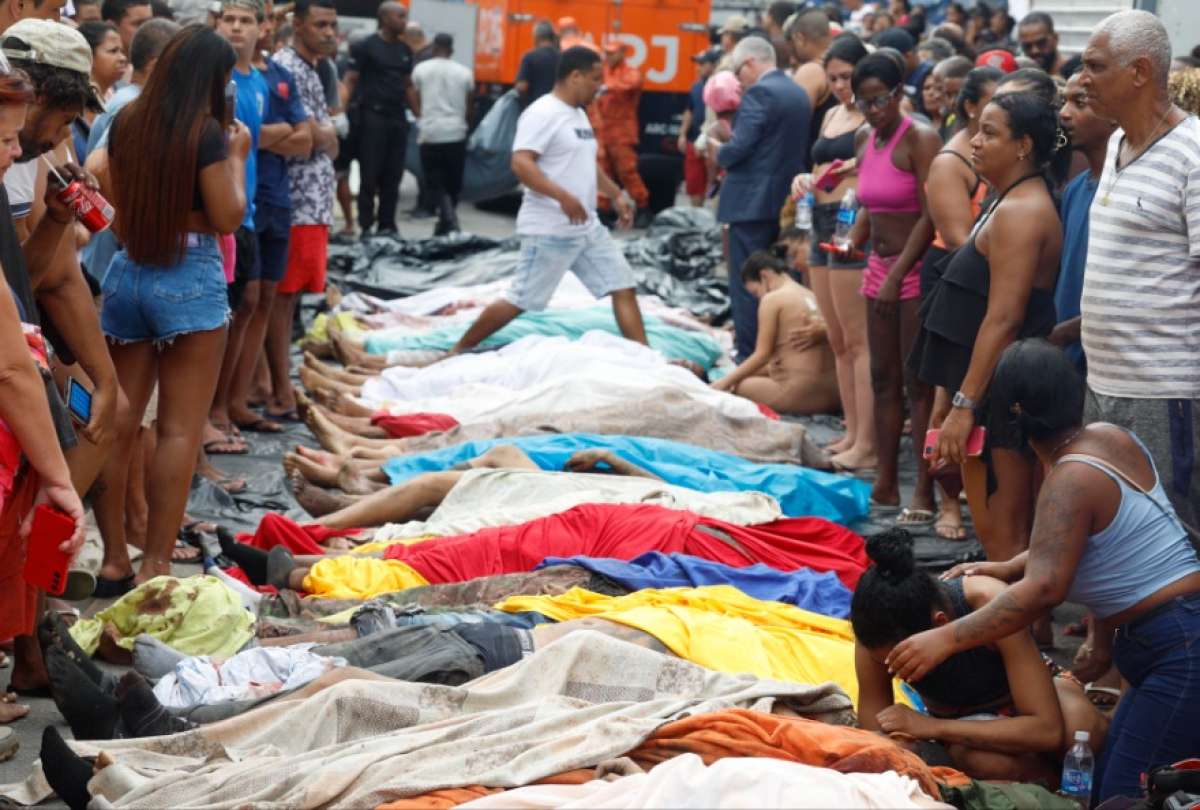 Los fallecidos fueron agrupados en una calle de la favela del barrio Penha.