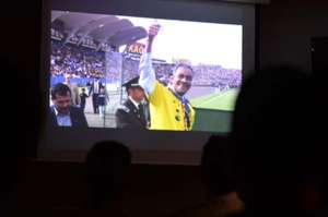 Escena del documental en la que se muestra a Alberto Spencer durante un homenaje que recibi&oacute; en el estadio  Atahualpa, en el curso de las eliminatorias del Mundial Jap&oacute;n-Corea 2002. Fotos:  &Aacute;lvaro P&eacute;rez |  El Tel&eacute;grafo