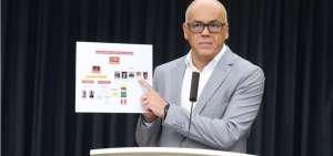 El ministro de Informaci&oacute;n de Venezuela, Jorge Rodr&iacute;guez, dijo que Colombia, Per&uacute;, Ecuador y Brasil facilitaron los movimientos del grupo armado responsable del ataque el domingo a un fuerte militar en el sur del pa&iacute;s.