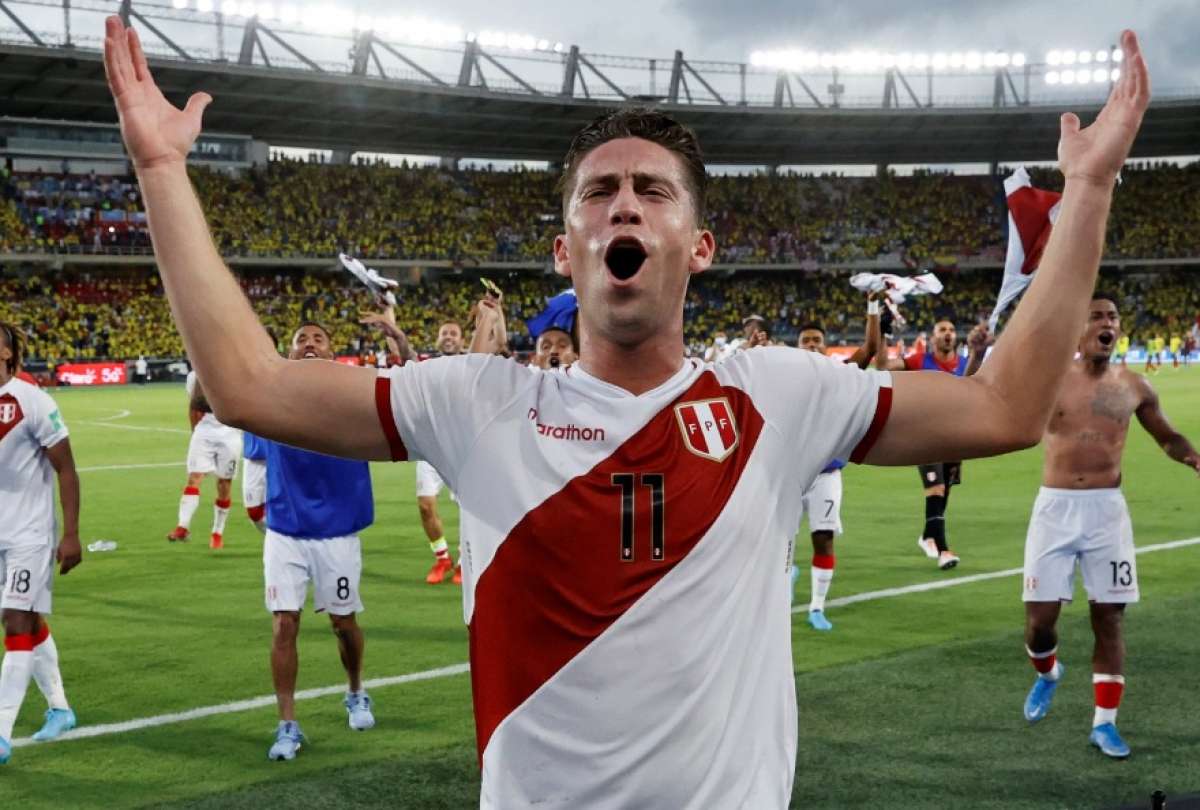 Los jugadores de Perú celebran su vital triunfo sobre Colombia, en Barranquilla