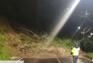 El tránsito en la antigua vía a Nayón está restringido desde el redondel de la UDLA debido al derrumbe.