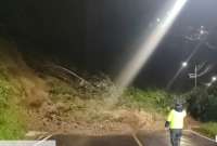 El tránsito en la antigua vía a Nayón está restringido desde el redondel de la UDLA debido al derrumbe.