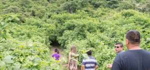 El turista Ra&uacute;l Loor avanz&oacute; con su familia a un tramo del sendero y dijo que regresar&aacute; para recorrerlo todo. 