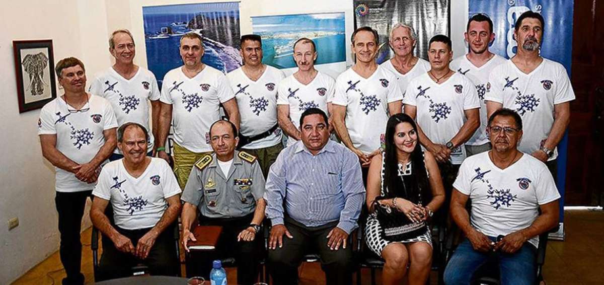 Paracaidistas de 20 pa&iacute;ses celebran a Ej&eacute;rcito ecuatoriano en el cielo de Manta