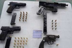 Durante el operativo se decomisaron armas de fuego. 