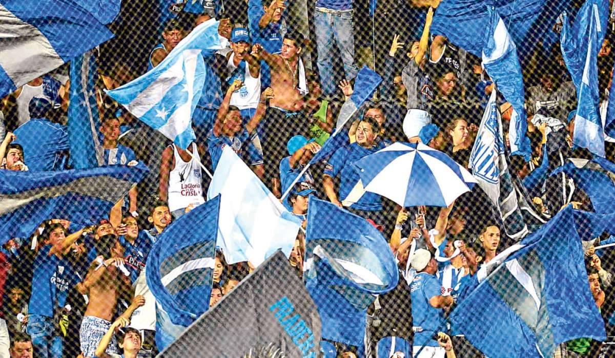 Los hinchas de Emelec sue&ntilde;an con ver a su equipo dar la vuelta ol&iacute;mpica en el Capwell. Hoy esperan tomar ventaja del empate 1-1 del pasado mi&eacute;rcoles. Foto: Jos&eacute; Mor&aacute;n / El Tel&eacute;grafo.