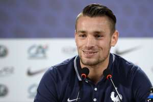 Mathieu Debuchy a&uacute;n no ha podido debutar en el mundial Brasil 2014. Foto: AFP