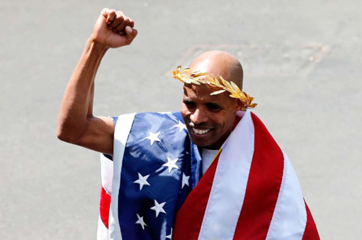 El ganador de la competencia, Meb Keflezighi, al final de la prueba, celebra cobij&aacute;ndose con una bandera de Estados Unidos. Foto: EFE