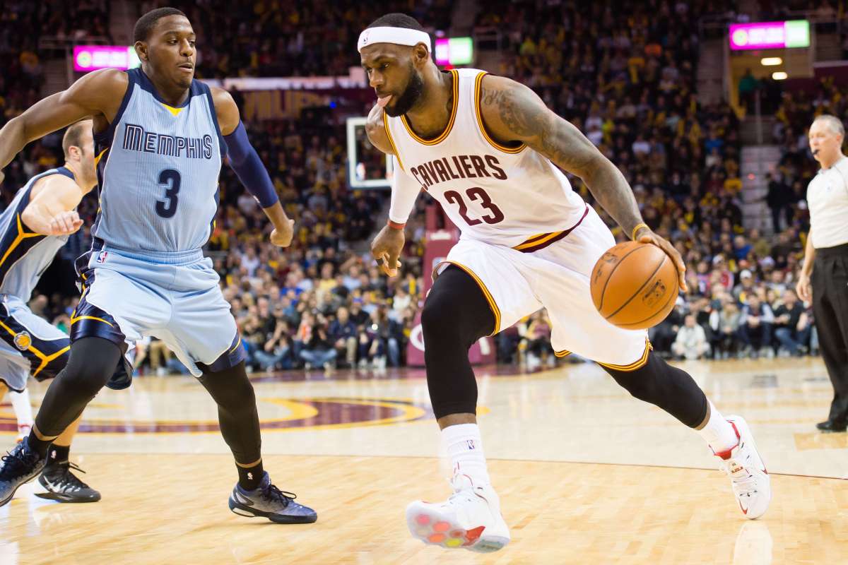Lebron James (d.) fue el m&aacute;ximo anotador de su equipo en el duelo ante los Grizzlies. Foto: AFP