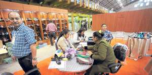 Trabajadores de sector del calzado califican de positivo el impuesto de $ 42 al env&iacute;o de paquetes por couriers. Foto: Marco Salgado / El Tel&eacute;grafo.