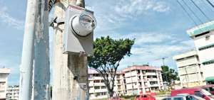 Personal de la CNEL coloc&oacute; medidores a los postes de alumbrado en Las Acacias, en abril pasado.