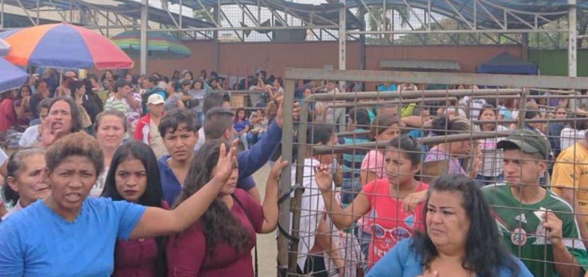 Familiares esperaban visitar a sus parientes privados de la libertad en el centro carcelario de Guayaquil.