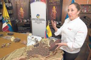 La chef Idaly Farf&aacute;n explicar&aacute; c&oacute;mo se elabora un chocolate y sus beneficios para la salud. Foto: Santiago Aguirre.